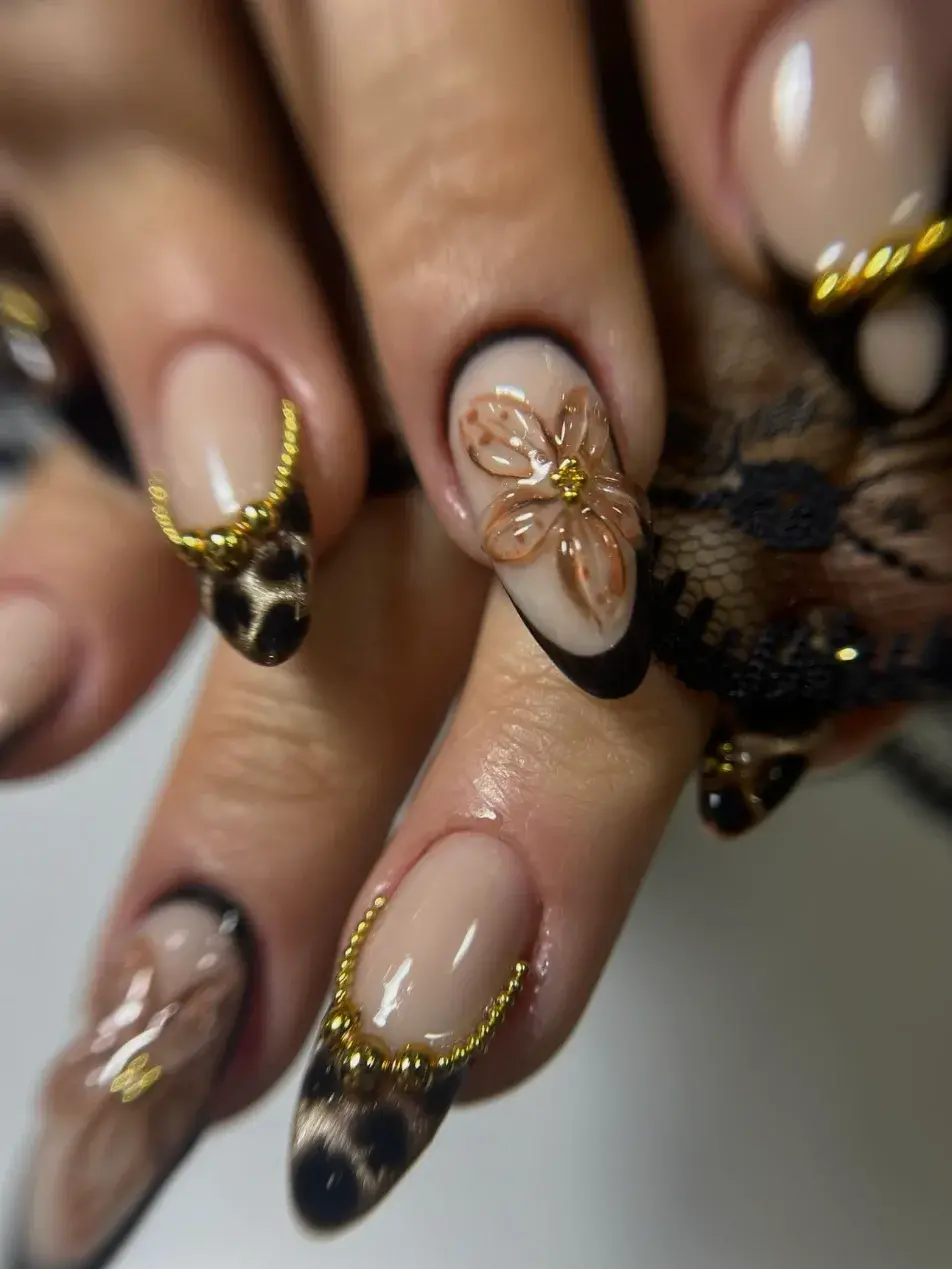 Altın çizgili ve leopar desenli nail art