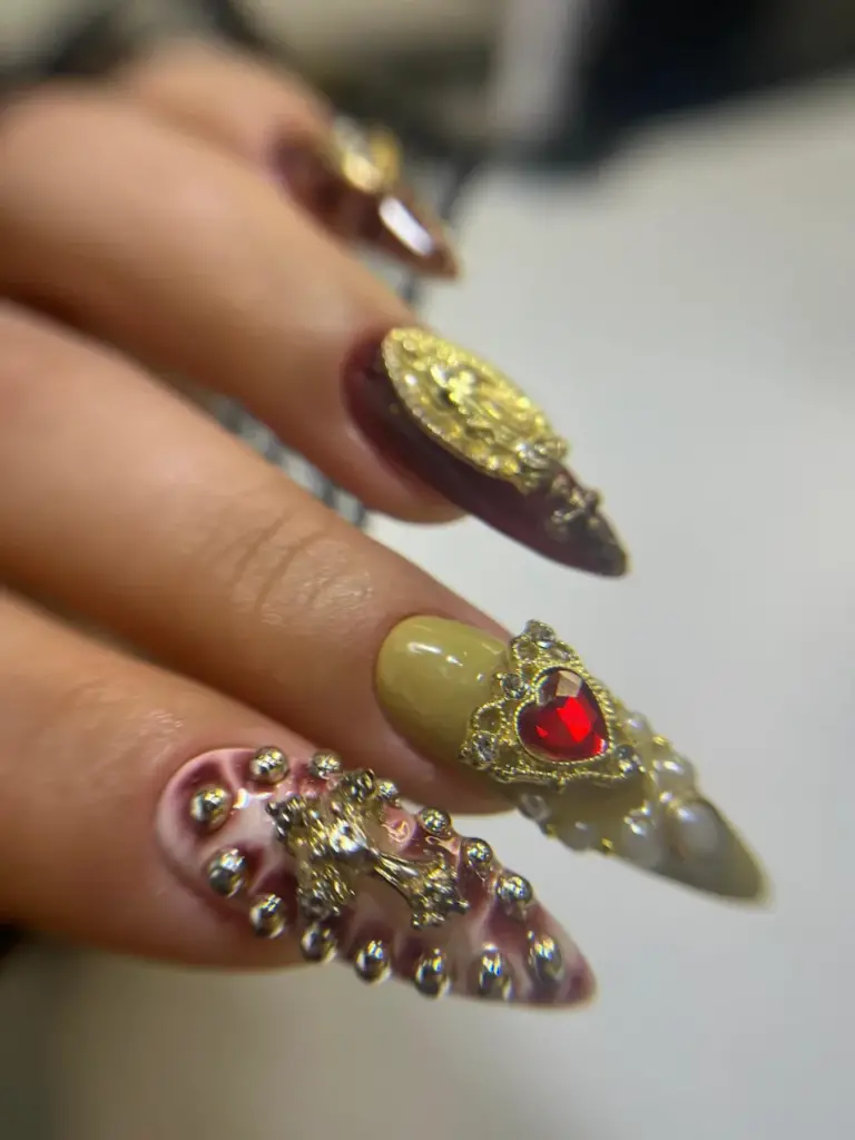 Altın taş ve kalp süslemeli nail art